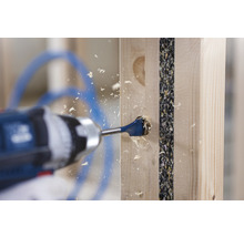 Bohrmaschine bohrt Loch in Holzbalken