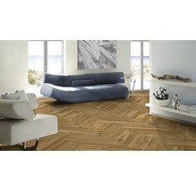 Wohnzimmer mit Fischgrätparkett, Sofa und Regalen.