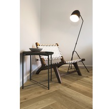 Zimmerszene mit Sessel, Stehlampe und Beistelltisch