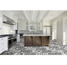 Helle Küche mit Kochinsel und Bodenfliesen im Patchwork Design