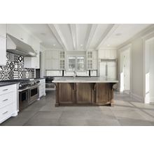 Helle Küche mit Kücheninsel, Fliesenboden und Mosaikfliesen