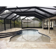 Überdachter Poolbereich mit Fliesenboden und Insektenschutz