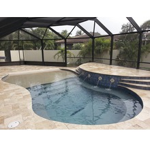 Schwimmbad mit Wasserspielen und überdachtem Terrassenbereich.