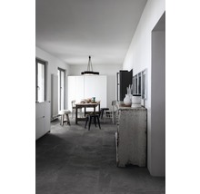 Heller Raum mit Esstisch, Stühlen und Kommode auf dunklem Boden