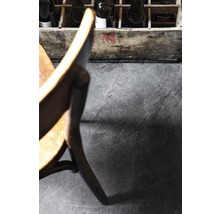 Szene mit Steinfliesen, Stuhl und Weinflaschen in einer Holzkiste