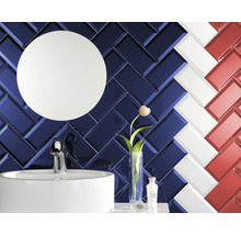 Badezimmer mit Aufsatzwaschbecken, Spiegel und Wandfliesen im Fischgrätmuster