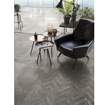 Innenraum mit Fliesenboden in zwei Mustern und Leseecke mit Sessel