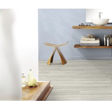 Helles Badezimmer mit Holzboden, Holzregalen, Waschbecken und Holzhocker