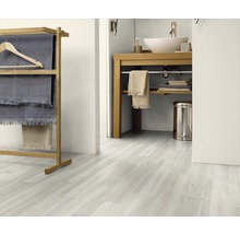 Badezimmer mit Waschtisch, Handtuchständer und Bodenbelag in Holzoptik