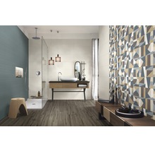 Badezimmer mit Dusche, Waschtisch, Spiegel und geometrischen Fliesen