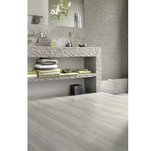 Modernes Badezimmer mit Waschbecken aus Stein und hellem Holzboden