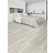 Schlafzimmer mit Bett und hellem Holzboden