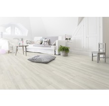 Heller Raum mit Laminatboden, Sofa und Dekoration