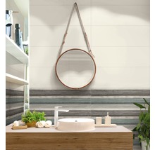 Badezimmer mit Waschbecken, Spiegel und Wandfliesen in Holzoptik