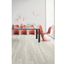 Esszimmer mit Esstisch, Stühlen und hellem Holzboden