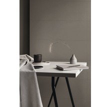 Szene mit Wandfliesen, Tisch, Tasse, Vase und Notizbuch für ein minimalistisches Interieur