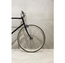 Fahrrad mit schwarzem Rahmen und Reifen im Innenraum