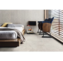 Schlafzimmer mit Bett, Stühlen und Fliesenboden