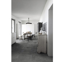 Heller Raum mit Esstisch, Stühlen und grauem Bodenbelag