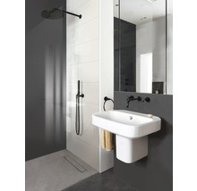 Badezimmer mit Dusche, Waschbecken und Spiegel