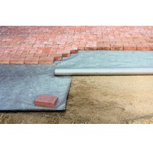 Verlegung von Pflastersteinen mit Rollenvlies