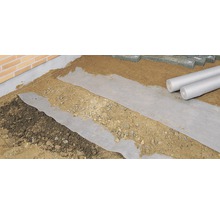 Schichtenaufbau mit Unkrautvlies, Kies, Sand und Pflastersteinen für den Gartenwegbau