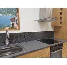 Küchenszene mit Spüle, Armatur, Mosaikfliesen, Kochfeld, Backofen und Dunstabzugshaube.