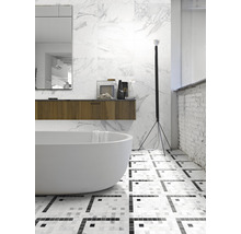 Badezimmer mit freistehender Badewanne, Waschtisch mit Spiegel und Mosaikfliesenboden