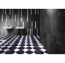 Modernes Badezimmer mit dunklen Marmorfliesen und geometrischem Bodenmuster.