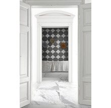 Flur mit weißem Marmorboden, gemusterter Akzentwand und geöffneter Tür