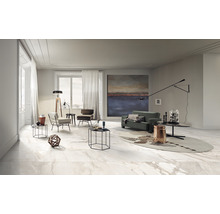 Helles Wohnzimmer mit Fliesenboden in Marmoroptik, Sofa und Sesseln