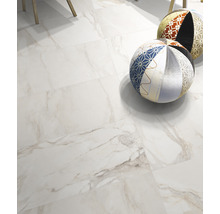 Fliesen mit Marmoroptik und zwei Sitzkissen auf dem Boden.