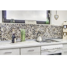 Küchenszene mit Mosaikfliesen als Spritzschutz, Kochfeld und Dekorationen.