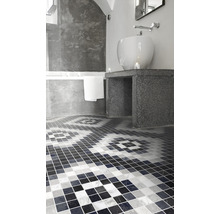 Badezimmer mit Mosaikfliesenboden, Waschtisch und Aufsatzwaschbecken.