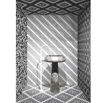 Badezimmer mit Mosaikfliesen und Waschtischsäule