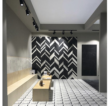 Innenraum mit dekorativen Wand- und Bodenfliesen in einem Zickzackmuster