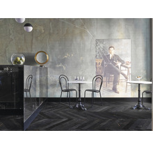 Esszimmer mit Esstischen, Stühlen und Mosaikparkett