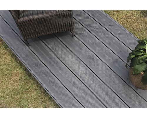 Produktbild 5 (groß) Terrassendielen aus Holz mit Gartenmöbeln und Topfpflanze