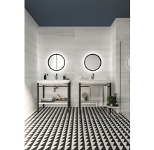 Badezimmer mit zwei Waschtischen, runden Spiegeln und schwarz-weiß gemusterten Bodenfliesen.