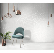 Helles Interieur mit Mosaikfliesen, einem Stuhl, verschiedenen Hängelampen und dekorativen Pflanzen in Vasen.