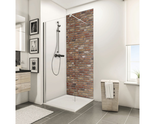 Badezimmer mit Duschkabine, Duschwanne und Mauerwerk-Design
