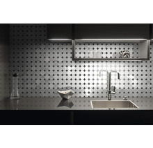 Küchenszene mit Mosaikfliesen, Spüle und Küchenutensilien