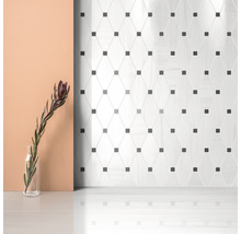 Wandfliese mit Rautenmuster und Blumenarrangement in Vase