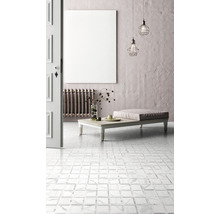 Heller Raum mit Fliesenboden, Heizkörper, Dekoration und Beleuchtung