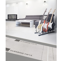 Heller Wohnraum mit Fußbodenheizung unter Fliesen und drei E-Gitarren