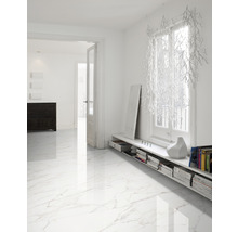 Heller Raum mit Marmorboden und Fensterdekoration