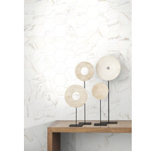 Wandgestaltung mit sechseckigen Fliesen in Marmoroptik und Dekorationselementen auf einer Konsole