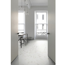 Heller Raum mit Esstisch, Stühlen und Bodenfliesen in Fischgrätmuster