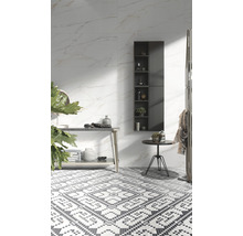 Modernes Badezimmer mit weißen Wandfliesen in Marmoroptik, dunklem Badschrank und gemusterten Bodenfliesen.