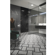 Modernes Badezimmer mit grauen Marmorfliesen, Duschkabine und gemustertem Boden